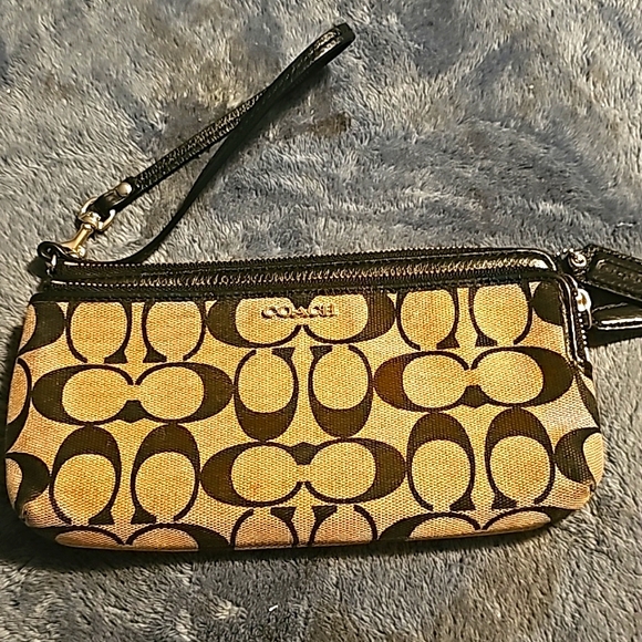 Coach Designer Signature C Style Wallet/Wristlet, Dual Compartments, Zip Closure - Picture 1 of 8